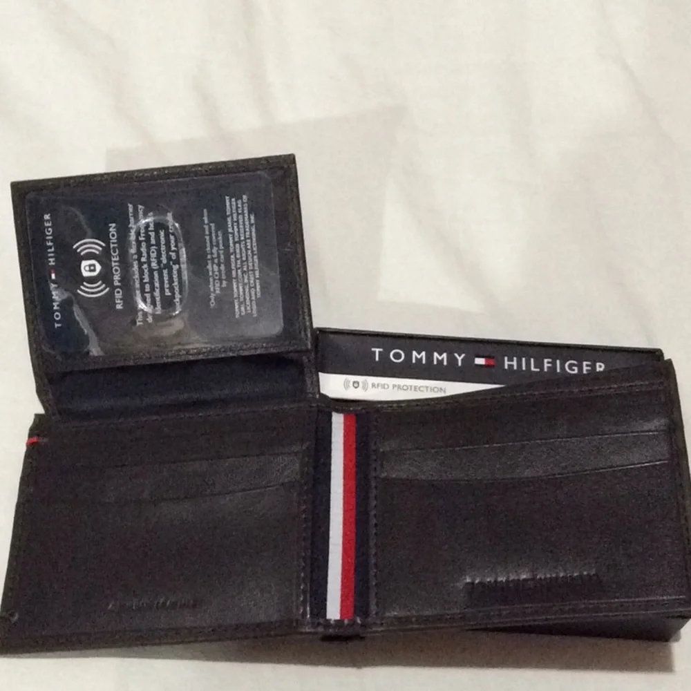 Tommy Hilfiger RFID Leather Wallet & Valet